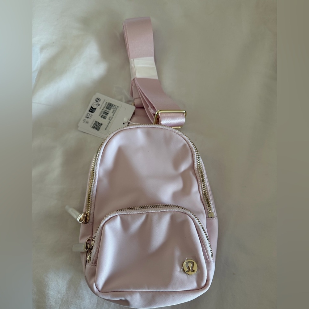 lululemon Everywhere sling bag Small  pink new